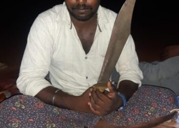 கையில் கத்தியை வைத்து அதனை செல்போனில் புகைப்படம் எடுத்து சமூக வலைதளங்களில் பரப்பியவர் கைது.