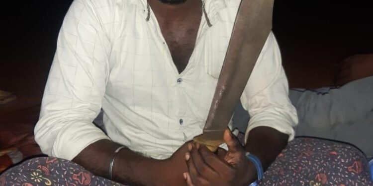 கையில் கத்தியை வைத்து அதனை செல்போனில் புகைப்படம் எடுத்து சமூக வலைதளங்களில் பரப்பியவர் கைது.