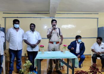 கொடைக்கானலில் சுற்றுலா வழிகாட்டினர் மற்றும் அனைத்து வாகன ஓட்டுனர்கள் கடைபிடிக்க வேண்டிய அறிவுரைகள் குறித்து ஆலோசனை கூட்டம் டிஎஸ்பி சீனிவாசன் தலைமையில் நடைபெற்றது