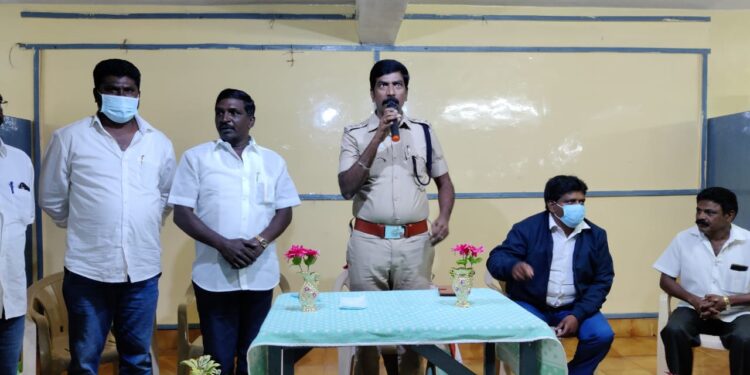 கொடைக்கானலில் சுற்றுலா வழிகாட்டினர் மற்றும் அனைத்து வாகன ஓட்டுனர்கள் கடைபிடிக்க வேண்டிய அறிவுரைகள் குறித்து ஆலோசனை கூட்டம் டிஎஸ்பி சீனிவாசன் தலைமையில் நடைபெற்றது