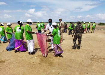 வனஉயிரின வார விழா – கோடியக்கரை கடற்கரையை சுத்தம் செய்த வனத்துறையினர்