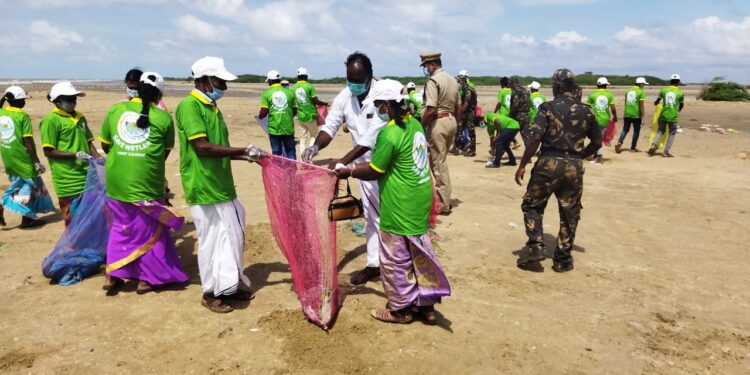 வனஉயிரின வார விழா – கோடியக்கரை கடற்கரையை சுத்தம் செய்த வனத்துறையினர்
