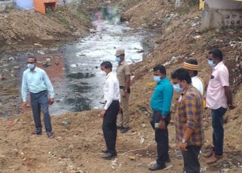 அதிரடி காட்டிய தென்காசி மாவட்ட ஆட்சியர் –  கடையநல்லூர் நகராட்சி பகுதியில் ஓடைக்குள் இறங்கி திடீர் ஆய்வு – பொதுமக்கள் பாராட்டு