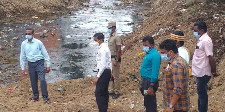 அதிரடி காட்டிய தென்காசி மாவட்ட ஆட்சியர் –  கடையநல்லூர் நகராட்சி பகுதியில் ஓடைக்குள் இறங்கி திடீர் ஆய்வு – பொதுமக்கள் பாராட்டு