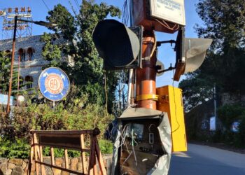 காவுவாங்க துடிக்கும் மின்கம்பம் – அலட்சியம் காட்டும் மின் வாரிய ஊழியர்கள்