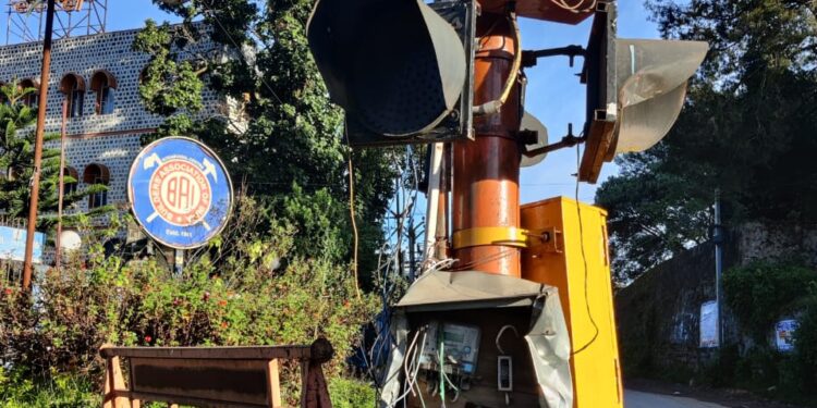 காவுவாங்க துடிக்கும் மின்கம்பம் – அலட்சியம் காட்டும் மின் வாரிய ஊழியர்கள்