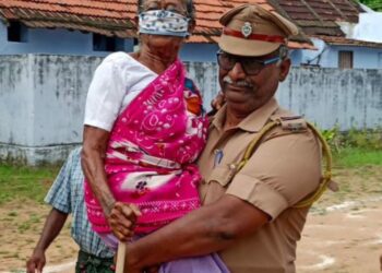88வயது பாட்டியை வாக்குச் சாவடிக்கு சுமந்து சென்ற காவல் உதவி ஆய்வாளர் – குவியும் பாராட்டு