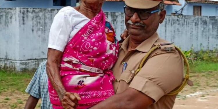 88வயது பாட்டியை வாக்குச் சாவடிக்கு சுமந்து சென்ற காவல் உதவி ஆய்வாளர் – குவியும் பாராட்டு