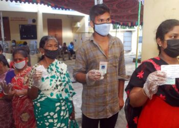 ஈரோடு மாவட்டத்தில் 144 வாக்குச்சாவடி மையங்களில் பொது மக்கள் ஓட்டு போட்டனர் கொரோனா பாதித்தவர்களுக்கு மாலை 5 மணி முதல் 6 மணி வரை ஒதுக்கீடு