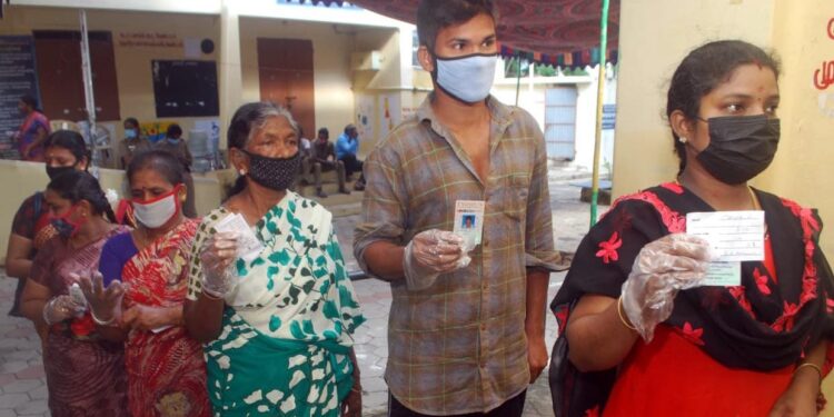 ஈரோடு மாவட்டத்தில் 144 வாக்குச்சாவடி மையங்களில் பொது மக்கள் ஓட்டு போட்டனர் கொரோனா பாதித்தவர்களுக்கு மாலை 5 மணி முதல் 6 மணி வரை ஒதுக்கீடு