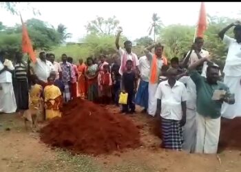 சேரன்மகாதேவி அருகே விவசாயிகளுக்கு ஆதரவாக இந்து முன்னணி அமைப்பினர் நூதன போராட்டம்