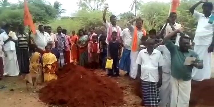 சேரன்மகாதேவி அருகே விவசாயிகளுக்கு ஆதரவாக இந்து முன்னணி அமைப்பினர் நூதன போராட்டம்
