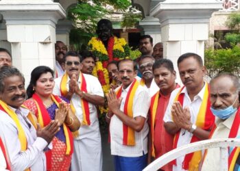 தூத்துக்குடி மாவட்ட சமத்துவ மக்கள் கழகம் சார்பில் மகாத்மா காந்தி, கர்மவீரர் காமராஜர் சிலைகளுக்கு மலர் மாலை அணிவித்து மரியாதை