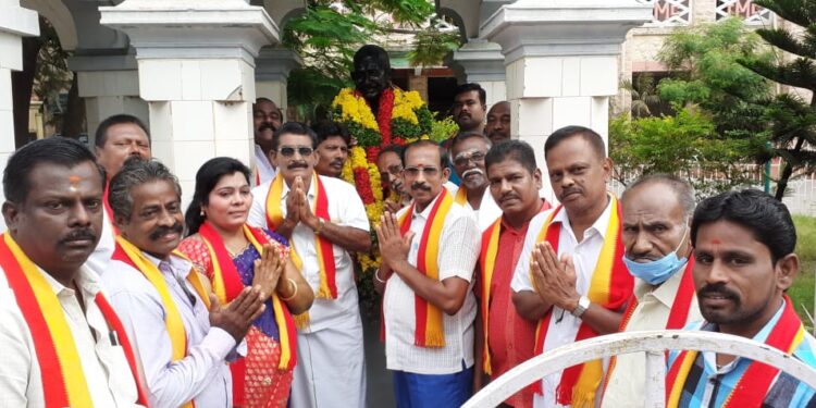 தூத்துக்குடி மாவட்ட சமத்துவ மக்கள் கழகம் சார்பில் மகாத்மா காந்தி, கர்மவீரர் காமராஜர் சிலைகளுக்கு மலர் மாலை அணிவித்து மரியாதை