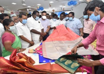 நாகை மாவட்டத்தில் கோ-ஆப்டெக்ஸ் விற்பனை நிலையத்தில் தீபாவளி 2021 விற்பனை