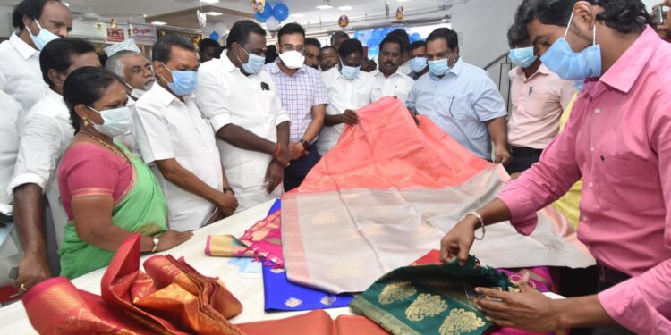 நாகை மாவட்டத்தில் கோ-ஆப்டெக்ஸ் விற்பனை நிலையத்தில் தீபாவளி 2021 விற்பனை