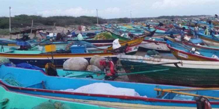 கோடியக்கரை கடற்கரை பகுதியில் கடல் சீற்றம் – மீனவர்கள் 2வது நாளாக மீன்பிடிக்க செல்லவில்லை