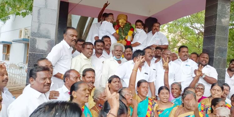 அதிமுக 50-வது ஆண்டு ‘பொன் விழா’ தூத்துக்குடி மாநகரம் திருவிழாக் கோலம் பூண்டது ! அசத்திய அமைப்புச் செயலாளர் சி த செல்லப்பாண்டியன் உற்சாகத்தில் அதிமுக தொண்டர்கள்