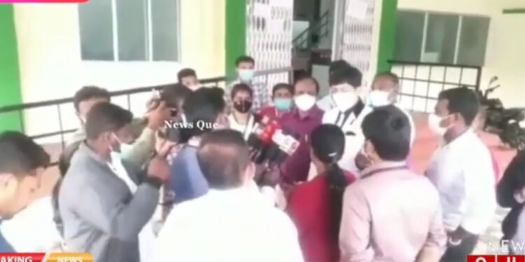 கொடைக்கானல் நகர் பகுதி மற்றும் பண்ணைக்காடு பேரூராட்சி பகுதியில் 100 சதவீதம் கொரோனா தடுப்பூசி செலுத்தப்பட்டுள்ளது.  சுகாதாரத்துறை செயலாளர் ராதாகிருஷ்ணன் தகவல்