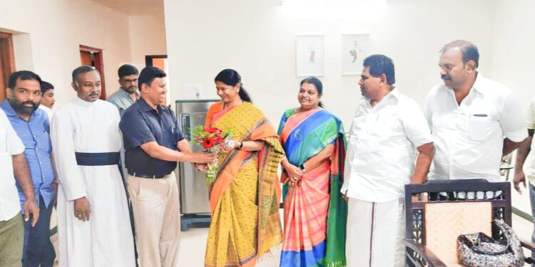 தூத்துக்குடி நாசரேத் திருமண்டல “லே” செயலர் கிப்சன் மற்றும் திருமண்டல நிர்வாகிகள்  கனிமொழி எம்பியுடன் சந்திப்பு