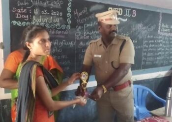 விளாத்திகுளம் டிஎஸ்பி பிரகாஷ் ஆகாஷ் IAS அகாடமியில் குடிமையியல் பணிக்கான மாதிரி தேர்வில் கலந்து கொண்ட மாணவர்களுக்கு பரிசுகள் வழங்கி ஊக்கப்படுத்தினார்