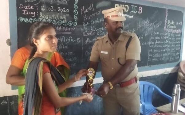 விளாத்திகுளம் டிஎஸ்பி பிரகாஷ் ஆகாஷ் IAS அகாடமியில் குடிமையியல் பணிக்கான மாதிரி தேர்வில் கலந்து கொண்ட மாணவர்களுக்கு பரிசுகள் வழங்கி ஊக்கப்படுத்தினார்