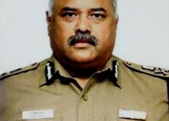 பெண் ஐ பி எஸ் அதிகாரிக்கு பாலியல் தொல்லை அளித்ததாக தொடரப்பட்ட வழக்கை விழுப்புரம் நீதிமன்றம் விசாரிக்க தடை கோரிய மனுவை சென்னை உயர்நீதிமன்றம் தள்ளுபடி செய்து உத்தரவிட்டுள்ளது