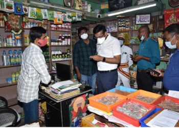 நாகை மாவட்டத்தில் உள்ள உரம் விற்பனை மையங்களில்  நாகை மாவட்ட ஆட்சியர் அருண்தம்புராஜ் ஆய்வு