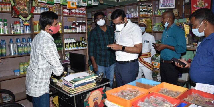 நாகை மாவட்டத்தில் உள்ள உரம் விற்பனை மையங்களில் நாகை மாவட்ட ஆட்சியர் அருண்தம்புராஜ் ஆய்வு