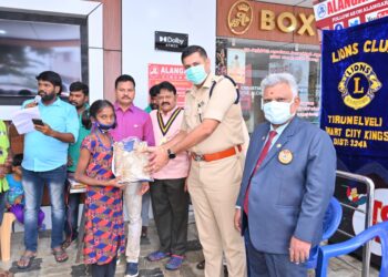 ஸ்மார்ட் சிட்டி லயன்ஸ் சங்கம் சார்பாக பொருளாதாரத்தில் பின்தங்கிய மாணவ மாணவியர்க்கு புத்தாடைகள்.. காவல் துணை ஆணையர் சுரேஷ்குமார் IPS வழங்கினார்
