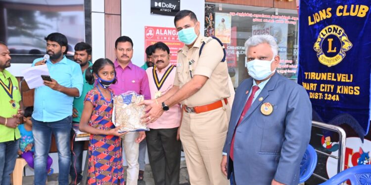 ஸ்மார்ட் சிட்டி லயன்ஸ் சங்கம் சார்பாக பொருளாதாரத்தில் பின்தங்கிய மாணவ மாணவியர்க்கு புத்தாடைகள்.. காவல் துணை ஆணையர் சுரேஷ்குமார் IPS வழங்கினார்