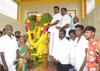 தூத்துக்குடியில் அதிமுக மாநில அமைப்புச் செயலாளர் என். சின்னத்துரை தலைமையில் தேவர் சிலைக்கு மாலை அணிவிப்பு