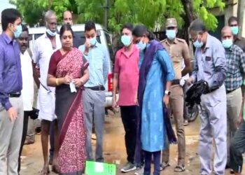 தூத்துக்குடி மாவட்டத்தில் பெரும் மழை வந்தாலும் சமாளிப்பதற்கான முன்னேற்பாடுகளை கொட்டும் மழையில் பார்வையிடும் சமூக நலத்துறை அமைச்சர்