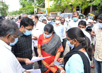 தூத்துக்குடியில் அதிரடி காட்டும் கனிமொழி மழைநீரை அகற்றும் பணிகளில் அதிகாரிகள் தீவிரம் – பொதுமக்கள் மகிழ்ச்சி