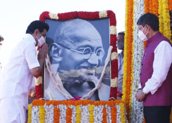 காந்தியின் 153-வது பிறந்த நாளையொட்டி அவரது திருவுருவப் படத்துக்கு முதல்வர் மு.க.ஸ்டாலின் மலர் தூவி மரியாதை செலுத்தினர்.