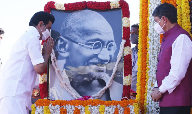 காந்தியின் 153-வது பிறந்த நாளையொட்டி அவரது திருவுருவப் படத்துக்கு முதல்வர் மு.க.ஸ்டாலின் மலர் தூவி மரியாதை செலுத்தினர்.