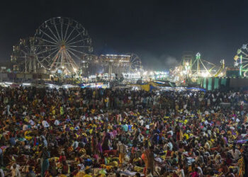 குலசேகரன்பட்டினம் தசரா திருவிழாவில் சூரசம்ஹார நிகழ்ச்சியை கடற்கரையில் நடத்தக் கோரிய வழக்கில், மாவட்ட ஆட்சியர் பதிலளிக்க வேண்டுமென உயர்நீதிமன்ற மதுரை கிளை உத்தரவு