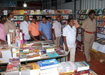 கோவில்பட்டியில் புத்தக கண்காட்சியை  காவல்துறை துணை காவல் கண்காணிப்பாளர் உதயசூரியன் திறந்து வைத்து பார்வையிட்டார்.