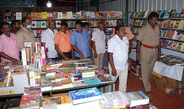 கோவில்பட்டியில் புத்தக கண்காட்சியை  காவல்துறை துணை காவல் கண்காணிப்பாளர் உதயசூரியன் திறந்து வைத்து பார்வையிட்டார்.