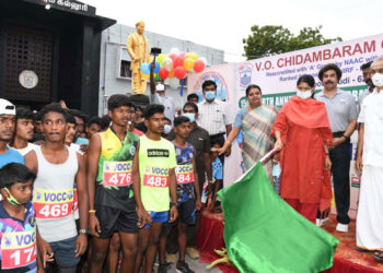 தூத்துக்குடியில் மினி மாராத்தானை கனிமொழி எம்பி, அமைச்சர் பெ.கீதாஜீவன் ஆகியோர் கொடியசைத்து துவக்கி வைத்தனர்.