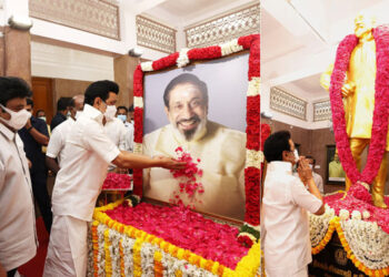 நடிகர் சிவாஜி கணேசனின் 94-வது பிறந்தநாளை ஒட்டி முதல்வர் ஸ்டாலின் மாலை அணிவித்து மரியாதை செலுத்தினார்.