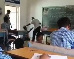 மாணவரை தாக்கிய ஆசிரியர் வன்கொடுமை தடுப்புச் சட்டத்தின் கீழ் கைது