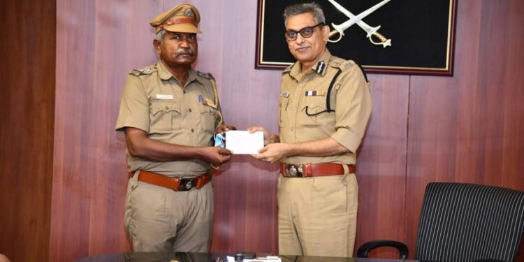சென்னை பெருநகர காவல் ஆணையாளர் பிறந்த நாள் காணும் 19 காவல் ஆளிநர்களை நேரில் அழைத்து வாழ்த்து