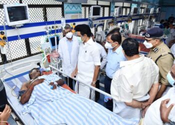 தமிழக முதலமைச்சர் தலைமைச் செயலக வளாகத்தில் மரம் விழுந்ததில் காயமடைந்த காவலர், தீயணைப்பு வீரரை மருத்துவமனையில் சந்தித்து ஆறுதல்