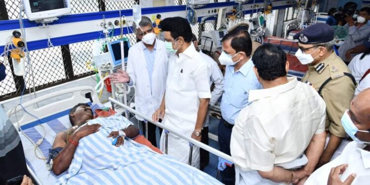 தமிழக முதலமைச்சர் தலைமைச் செயலக வளாகத்தில் மரம் விழுந்ததில் காயமடைந்த காவலர், தீயணைப்பு வீரரை மருத்துவமனையில் சந்தித்து ஆறுதல்