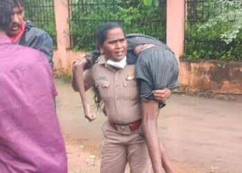 சாலையோரம் பரிதாபமாக கிடந்த ஒருவரை தோல் மீ்து தூக்கிசென்று உயிரை காப்பாற்றிய டி.பி சத்திரம் காவல் ஆய்வாளர் ராஜேஸ்வரி