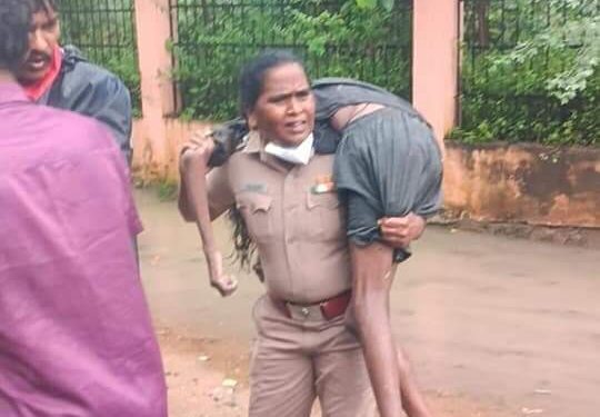 சாலையோரம் பரிதாபமாக கிடந்த ஒருவரை தோல் மீ்து தூக்கிசென்று உயிரை காப்பாற்றிய டி.பி சத்திரம் காவல் ஆய்வாளர் ராஜேஸ்வரி