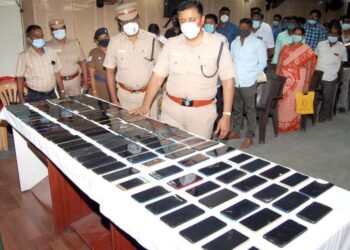 மதுரை மாவட்டத்தில் காணமல் போன  செல்போன்கள் கண்டுபிடிக்கப்பட்டு – மாவட்ட எஸ்பி உரிய நபர்களிடம் ஒப்படைத்தார்