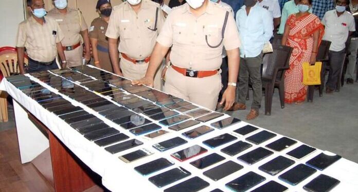 மதுரை மாவட்டத்தில் காணமல் போன செல்போன்கள் கண்டுபிடிக்கப்பட்டு – மாவட்ட எஸ்பி உரிய நபர்களிடம் ஒப்படைத்தார்