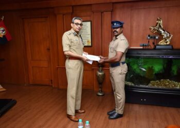 இரயில் டிக்கெட் எடுத்து தருவதாக கூறி ஏமாற்றி பணம் மற்றும் செல்போனை பறித்துச் சென்ற வடமாநிலத்தைச் சேர்ந்த 6 நபர்களை கைது செய்த திருவல்லிக்கேணி காவல் குழுவினரை சென்னை ஆணையாளர் நேரில் அழைத்து வெகுமதி